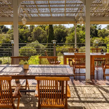 Отель Costa Avithos 4*