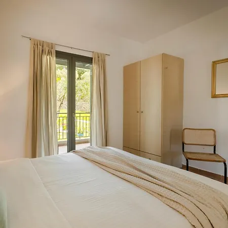 Costa Avithos فندق